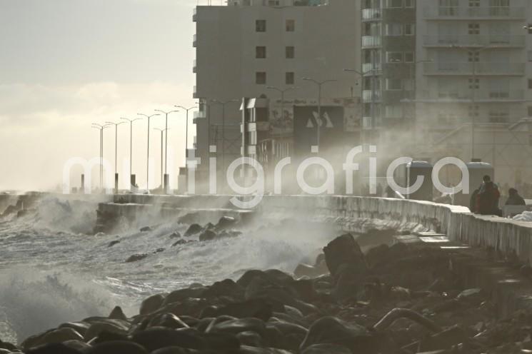 Frente frío núm. 22 comenzará a recorrer al estado de Veracruz hacia las primeras horas del domingo 20, previéndose se estacione sobre el suroeste del Golfo de México-límites de Veracruz con Tabasco la tarde-noche del mismo día, dejando lluvias y evento de norte. 