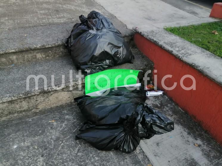  A una cuadra del palacio municipal de Mariano Escobedo, Ver., fueron abandonadas varias bolsas de plástico negras que en su interior se encontraban los restos de un hombre que fue desmembrado, junto había una cartulina con un narco mensaje, autoridades ministeriales tomaron conocimiento.