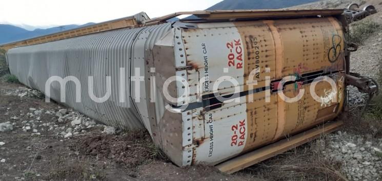 La madrugada de este miércoles, 11 góndolas del ferrocarril cargadas con vehículos descarrilaron en el kilómetro 293+300, debido a que delincuentes   sabotearon las vías férreas en el municipio de Acultzingo.