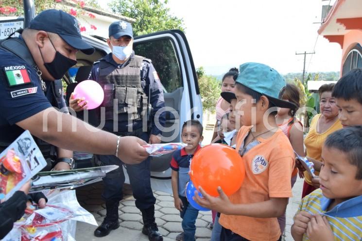 Policías Municipales de Tlapacoyan repartieron juguetes este 6 de enero, como apoyo a los Reyes Magos, quienes no pudieron llegar a todos los hogares. 