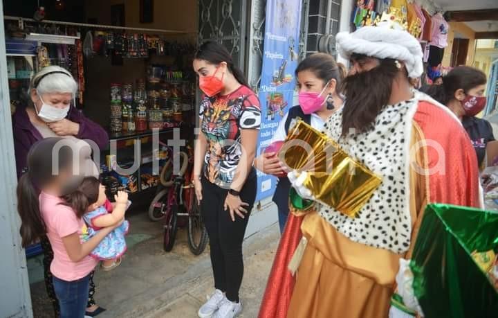 Reyes Magos y DIF Municipal que preside Mara Chama Villa, llevan alegría y regalos a la niñez teocelence.