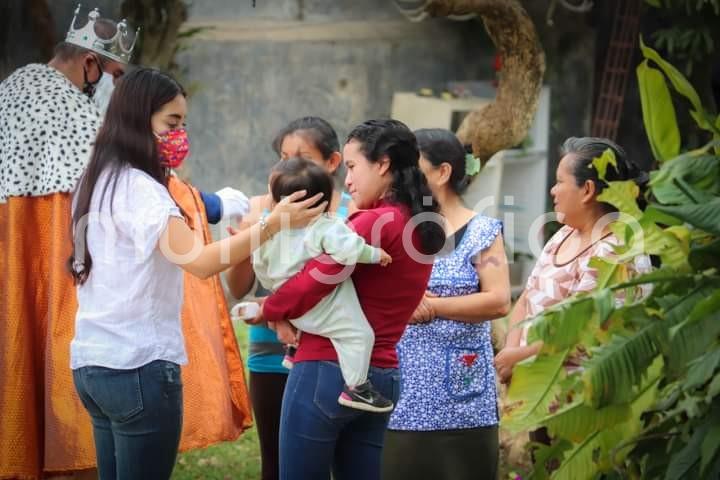 En la segunda jornada de entrega de juguetes por el Día de Reyes, la Presidenta del DIF Mara Chama Villa y la Síndica Municipal Zayra del Carmen Martínez, en compañía de Melchor Gaspar y Baltazar, llevaron alegría a cientos de niños y niñas en el primer día de recorrido en las comunidades de Teocelo. 