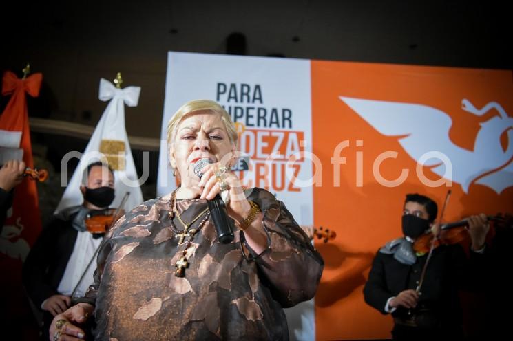 Francisca Viveros Barradas, más conocida por su nombre artístico <em>Paquita la del Barrio</em> le dio el sí a Movimiento Ciudadano al aceptar la precandidatura a la diputación local por el distrito 08 de Misantla.