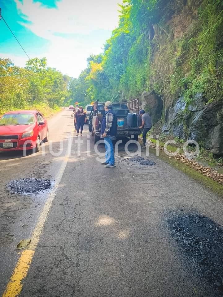 Con la supervisión directa del Alcalde, Mario Antonio Chama Díaz, trabajadores de Parques y Jardines con el apoyo de Policía Municipal, llevan a cabo el bacheo en la entrada del municipio; El día de hoy en el tramo carretero de la Barranca Matlacobatl y carreteras Teocelo - Llano Grande y Teocelo - Baxtla.