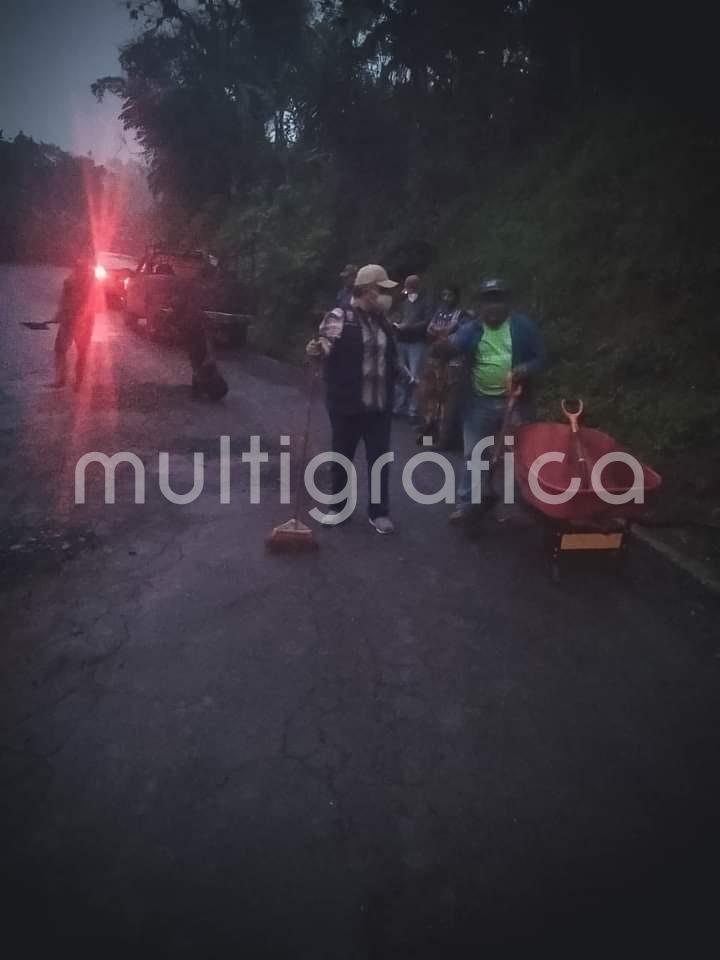 El Gobierno Municipal que encabeza el alcalde Mario Antonio Chama Díaz sigue implementando el programa de bacheo en las calles y carreteras de nuestro municipio, con el fin de mejorar las vías de comunicación que conectan a Teocelo con sus comunidades.