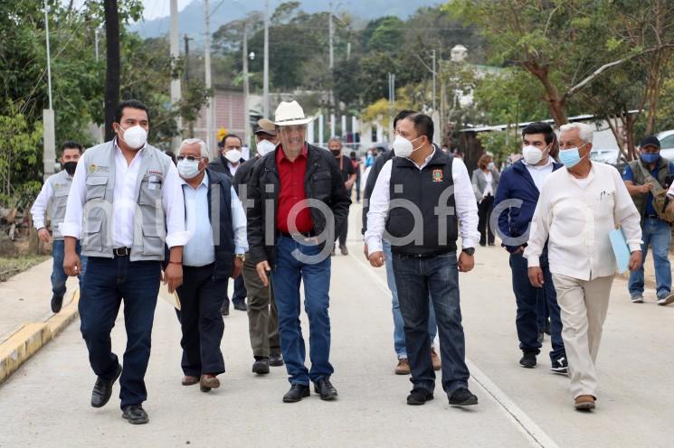 El gobernador Cuitláhuac García Jiménez supervisó los trabajos de electrificación en La Concepción, municipio de Jilotepec, realizados a través de la Secretaría de Desarrollo Social (SEDESOL) en coordinación con la Comisión Federal de Electricidad (CFE), para beneficiar a más de 280 personas.