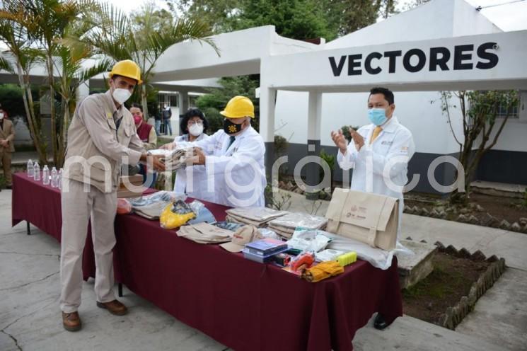  La Secretaría de Salud entregó vestuario y equipo de protección para personal del Departamento de Control de Enfermedades Transmitidas por Vectores de la Jurisdicción Sanitaria V de Xalapa, refrendando su compromiso y respeto con los derechos laborales de ese sector. 