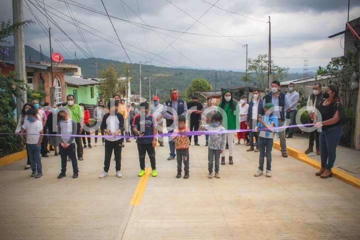 El Alcalde Mario Antonio Chama Díaz en compañía de la Síndica Municipal Zayra del Carmen Martínez Andrade; la Presidenta del DIF Teocelo, Mara Chama Villa; el Director de Obras, Alberto Lucas Marín; el comité de obra y vecinos, llevaron a cabo el corte de listón inaugural de la Obra Rehabilitación de calle con concreto hidráulico, rehabilitación de drenaje sanitario y red de agua potable en la calle Guillermo Prieto en su primera etapa.