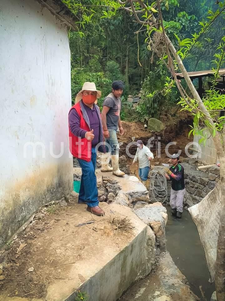 El día de hoy el Alcalde Mario Chama Díaz, supervisó el avance de construcción de canales para drenaje sanitario y pluvial en las calles Independencia Poniente y Crucero de Santa Rosa.