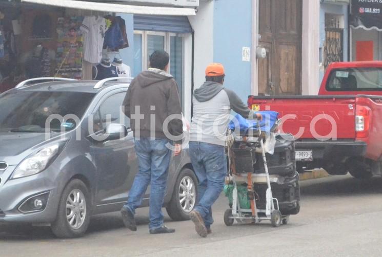 Músicos y sonideros del municipio de Tlapacoyan han optado por salir a las calles con su música buscando el apoyo económico de la población, ante la crisis económica que la pandemia les ha traído, al ser el ramo de las fiestas, uno de los más afectado con la contingencia sanitaria.