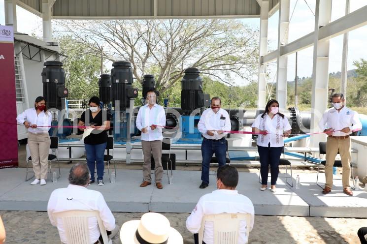 Con una inversión superior a los 24 millones de pesos, el gobernador Cuitláhuac García Jiménez, acompañado del director general de la Comisión del Agua del Estado de Veracruz (CAEV), Félix Jorge Ladrón de Guevara Benítez, inauguró la obra de rehabilitación del sistema de captación en este municipio.
