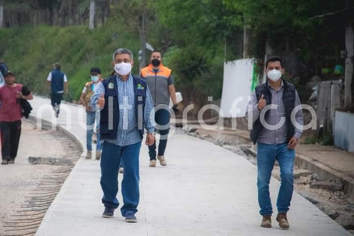 el alcalde de Teocelo, Mario Antonio Chama Díaz en compañía del Director de Obra Pública del Ayuntamiento Alberto Lucas Marín y el Director de Catastro y Desarrollo urbano Rafael Xilot May, realizaron recorrido en la Comunidad de Texín, donde se lleva a cabo obra pública en coordinación con la Secretaría de Infraestructura y Obra Pública (SIOP).