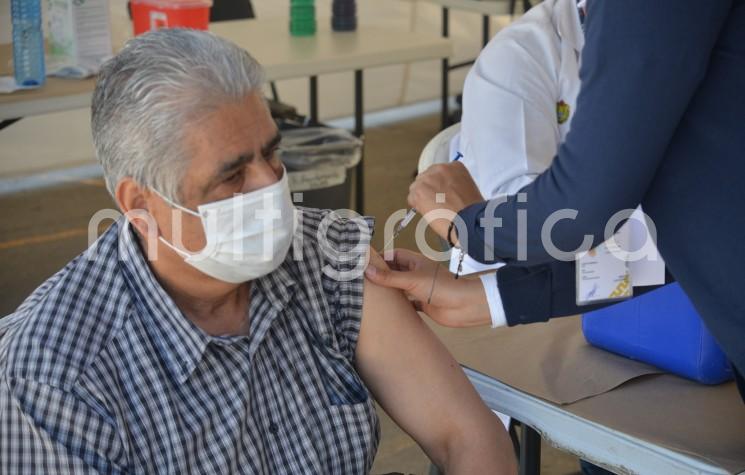 A poco más de un año del inicio de la pandemia mundial por COVID-19, los abuelitos xalapeños mayores de 60 años y sus familias se mostraron agradecidos por el arranque de la jornada de vacunación a partir de este sábado a primera hora y que continuará hasta el lunes 22 de marzo.
