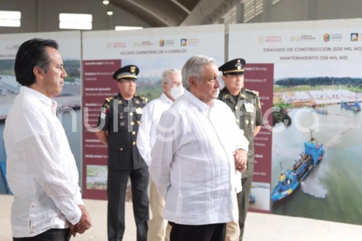 Con la inauguración de las obras de ampliación del puerto de Coatzacoalcos, el presidente Andrés Manuel López Obrador manifestó la urgencia de blindar el Proyecto del Istmo a fin de que no regrese la privatización de los bienes de la nación y con ello la corrupción que tanto mal hizo a los mexicanos por décadas.