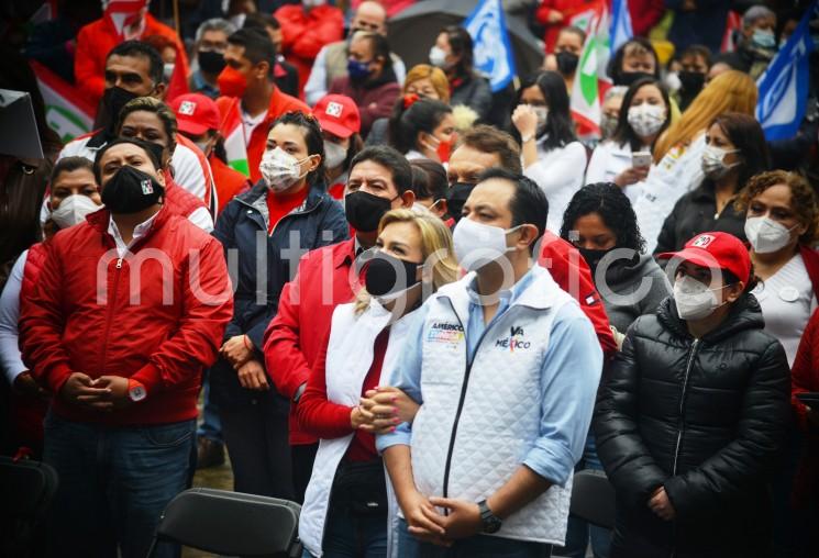 Se compromete Américo Zúñiga con la enfermera Lupita a defender los derechos de los trabajadores de la salud. 