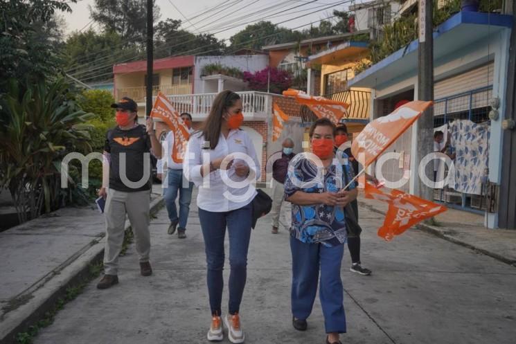 Acompañada de simpatizantes y seguidores, Dulce Méndez de la Luz Dauzón, candidata de Movimiento Ciudadano a la Diputación Federal por el distrito de Xalapa Urbano, se reunió con un grupo de vecinos, quienes le expusieron diversos problemas que aquejan a los habitantes de la zona, entre ellos el desazolve de un drenaje que descarga en el río Carneros, que se encuentra taponado y que en la temporada de lluvias provoca problemas a los vecinos, ya que las descargas corren a cielo abierto por las calles.
