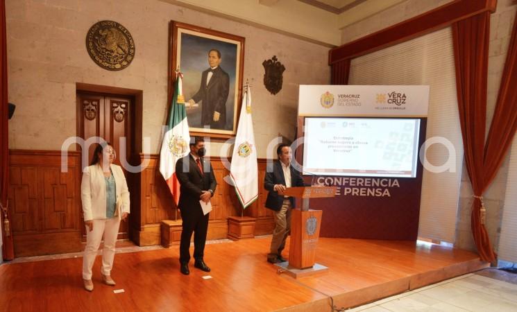 El gobernador Cuitláhuac García Jiménez, el secretario de Educación, Zenyazen Escobar García, y la subsecretaria de Educación Básica, Maritza Ramírez Aguilar, presentaron el plan Retorno seguro a clases presenciales.