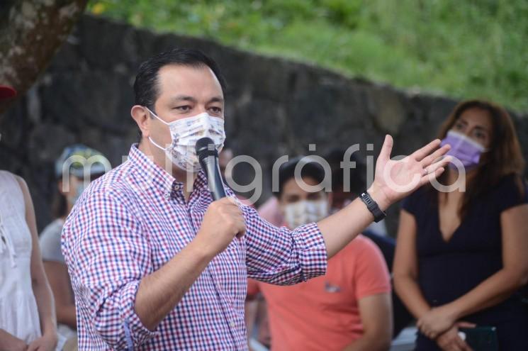 Falta de agua, la próxima gran crisis para Xalapa. Se debe de orientar el Presupuesto de Egresos de la Federación para buscar una nueva fuente de abastecimiento para mediano y largo plazo en la ciudad, opinó Américo Zúñiga.
