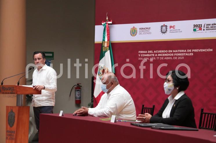 El gobernador Cuitláhuac García Jiménez encabezó la firma del convenio de colaboración en materia de prevención y combate de incendios forestales entre SEDEMA y los 13 municipios que reportan el mayor número de estos incidentes y superficies afectadas; para integrar esfuerzos en aras de aminorar los daños a los ecosistemas.

