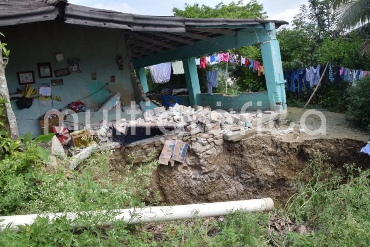 Una falla geológica afectó cinco viviendas dejándolas en pérdida total, esto tras el deslizamiento de tierra que se registró a las 9 de la mañana de este martes en la localidad de Lomas de Arena, municipio de Hueytamalco, Pue., en donde por suerte se logró descartar pérdidas humanas o personas lesionadas.
