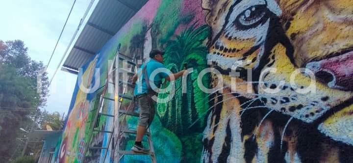 Como parte de las acciones de mejora y embellecimiento de los espacios públicos de la comunidad de Santa Rosa, el H. Ayuntamiento de Teocelo, a través de la Dirección de Turismo y Cultura, realizan el mural de arte urbano de la identidad teocelense en la fachada del salón social de Santa Rosa.