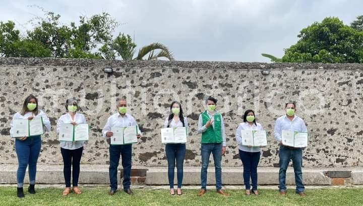 A través de redes sociales, Mara Chama Villa informó que recibió del secretario general del Comité Ejecutivo Estatal del Partido Verde Ecologista de México, Carlos Marcelo Ruiz Sánchez,su constancia registrada ante el OPLE donde  encabeza el proyecto rumbo a la candidatura por la presidencia municipal de Teocelo, Ver.. 