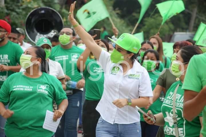 Acompañada de familias teocelenses y líderes de diferentes sectores de la población, Mara Chama inicia su campaña con toda la fuerza y entusiasmo en la Casa Verde en 5 de Mayo del Centro de Teocelo.
