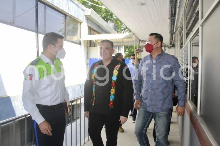 La mañana de este jueves el Secretario de Seguridad Pública, Hugo Gutiérrez Maldonado recorrió las oficinas de Transporte y Tránsito, ambas direcciones, en la ciudad de Xalapa.  