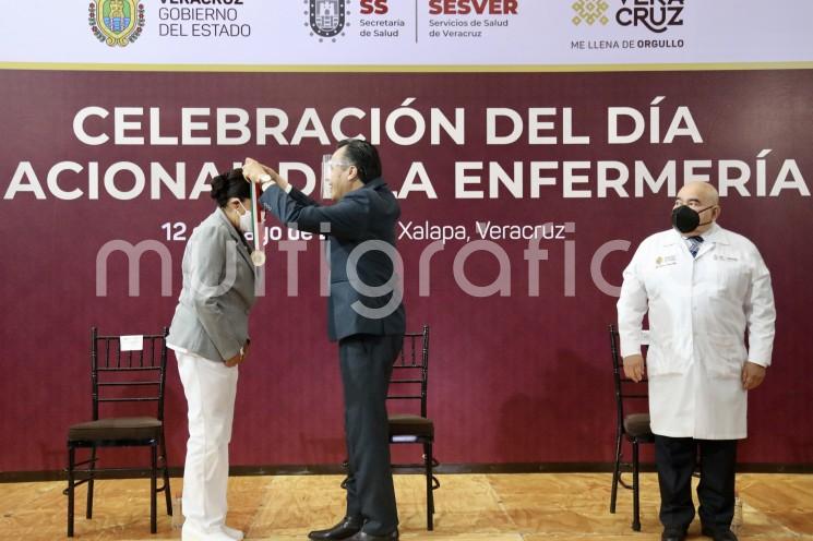 La galardonada con el Mérito de Enfermería, Sandra Vázquez Hernández, manifestó que la pandemia por COVID-19 nos ha lacerado, nos ha dolido, nos ha arrebatado profesionales de la disciplina que desempeñaron una ardua labor. Ha sido un impacto mayúsculo e irreparable.