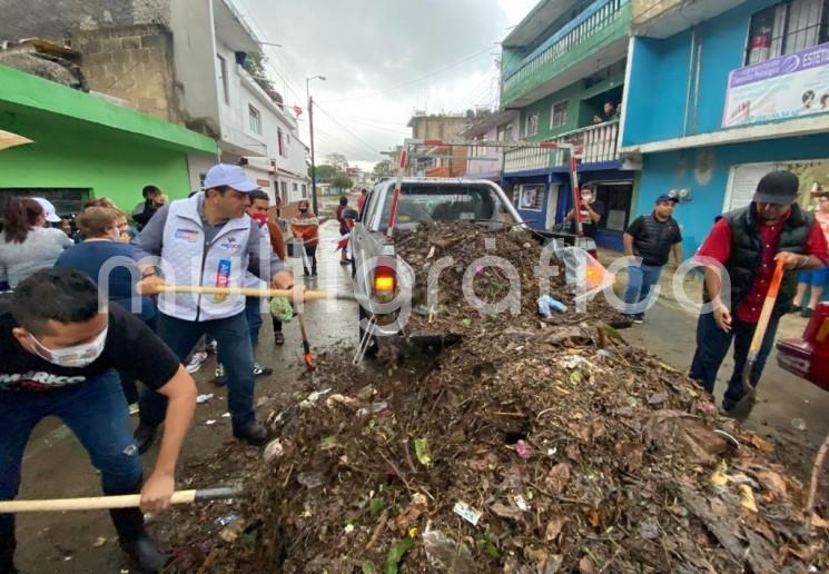 Américo Zúñiga Martínez y todo su equipo de campaña, suspendieron las actividades proselitistas en busca del voto para la diputación federal por el distrito de Xalapa urbano, para ayudar a las familias de la colonia Lagunilla que se vieron afectadas por la lluvia del pasado miércoles.