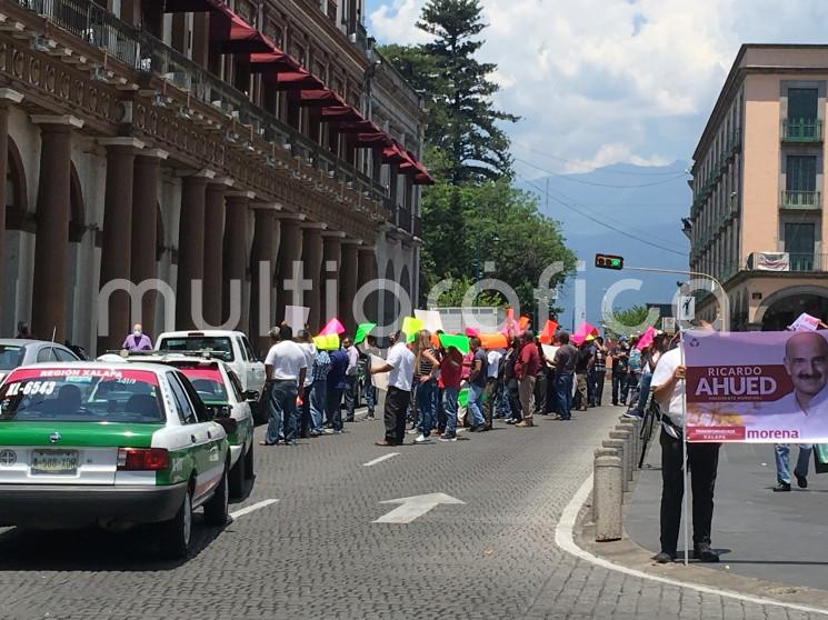 Taxistas afiliados al Sindicato de Operadores y Propietarios y Anexos del Estado de Veracruz (SOPAVER), se manifestaron exigiendo al titular de la SSP la destitución del Delegado de transporte público, Noé González Gutiérrez, por presunto abuso al retirarles sus unidades. Lourdes García