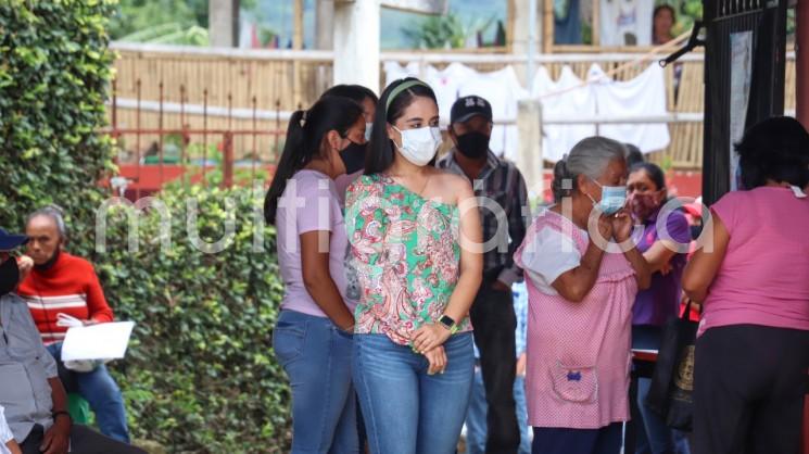 Mara Yamileth Chama Villa candidata a la alcaldía de Teocelo por el Partido Verde emite su voto en compañía de su planilla.  