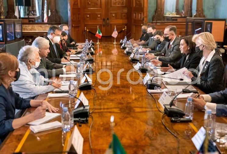 En la primera visita oficial de la vicepresidenta de Estados Unidos, Kamala Harris, para reunirse con el presidente Andrés Manuel López Obrador, los gobiernos de México y Estados Unidos reforzaron su visión de una relación bilateral basada en el respeto mutuo y la cooperación para enfrentar de manera conjunta los retos binacionales y regionales.