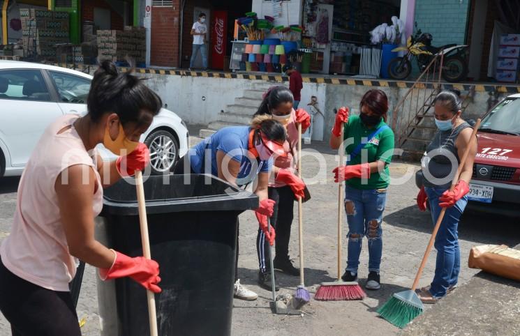 Principalmente mujeres participan en faenas de limpieza en la Central de Abasto de Xalapa, a cambio de lo cual recibirán alimentos como remuneración. La iniciativa de los locatarios del lugar pretende mantener limpio el lugar, a la vez de beneficiar a personas que han visto disminuidos sus ingresos con la pandemia.