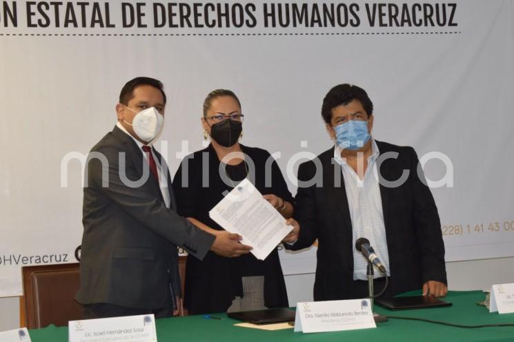 La Comisión Estatal para la Atención y Protección de los Periodistas (CEAPP) y la Comisión Estatal de Derechos Humanos de Veracruz (CEDHV) firmaron este miércoles un convenio de colaboración para la ejecución de diversas estrategias y acciones a favor del gremio periodístico de Veracruz, el cual tendrá una vigencia hasta diciembre de 2024. 