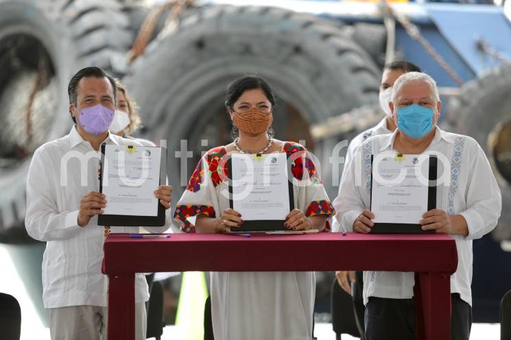 El gobernador Cuitláhuac García Jiménez atestiguó la firma del convenio de colaboración entre la Secretaría de Cultura y el Corredor Interoceánico del Istmo de Tehuantepec (CIIT).