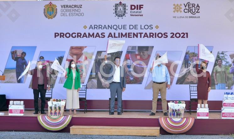 El gobernador Cuitláhuac García Jiménez al dar el banderazo de arranque de los programas alimentarios 2021. 