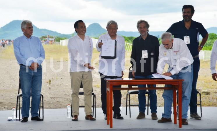  El presidente Andrés Manuel López Obrador en compañía del gobernador de Veracruz, Cuitláhuac García Jiménez, autoridades de la SCT y alcaldes de la región, firmaron el compromiso que hicieron con los pobladores para reiniciar  la construcción de la autopista Cardel-Poza Rica, con lo que se da fin al conflicto de los dos kilómetros que faltaban para concluir dicha obra.