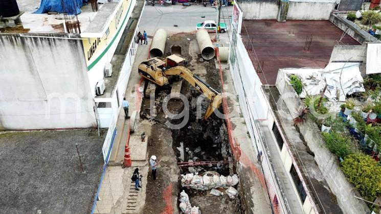 Con un avance del 40 por ciento, el colector División del Norte emplea a más de 60 obreros que laboran con herramientas manuales, retroexcavadoras, excavadoras y camiones de volteo. Se prevé que esté concluido en noviembre y los beneficios inmediatos estarán reflejados en materia de salud y protección civil.