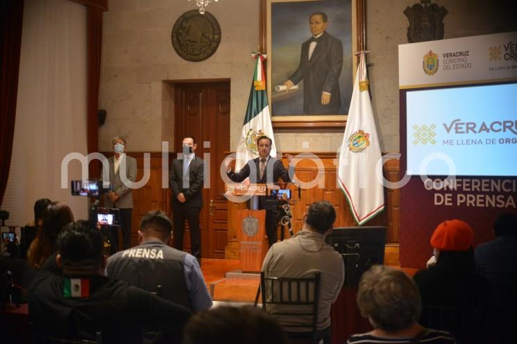 El gobernador Cuitláhuac García Jiménez anunció la creación de la Comisión de Fomento a la Inversión (COFIN), que en su inicio representa 6 mil 358 millones de pesos y seis mil 250 nuevos empleos, a fin de incidir en el crecimiento económico y la generación de fuentes de trabajo.

