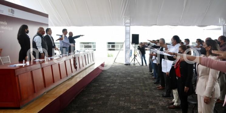 Tras su aprobación en la Sexta Sesión Ordinaria del Consejo Estatal de Seguridad Pública (CESP), el gobernador Cuitláhuac García Jiménez tomó protesta a la Conferencia Estatal de Seguridad Pública Municipal, conformada por 36 alcaldes de 18 regiones, a fin de consolidar la cooperación de todos los órdenes de gobierno en la materia.