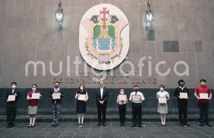 Este día, el gobernador Cuitláhuac García Jiménez se reunió con los nueve estudiantes que representaron a Veracruz en la Olimpiada Mexicana de Matemáticas para Educación Básica (OMMEB-2021), que tuvo lugar del 17 al 21 de junio de manera virtual.