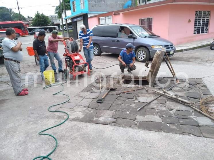 En Tlapacoyan, personal de la Dirección de Agua y Saneamiento del Municipio se da a la tarea de atender los llamados de la población ante las afectaciones por inundaciones tras las intensas lluvias de la temporada.