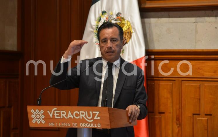  El gobernador Cuitláhuac García Jiménez dio a conocer el decreto por el que se establece la Primera Semana de Medidas Extraordinarias contra la Tercera Ola por COVID-19, del 10 al 16 de agosto, en los 131 municipios ubicados en rojo dentro del Semáforo Epidemiológico a nivel estatal, recordando que otros 74 están en naranja y siete en amarillo.