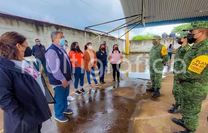 Acompañado de la Síndica Municipal Zayra del Carmen Martínez y la Secretaria del Ayuntamiento Trinidad Martínez Larios, el alcalde de Teocelo, Mario Chama, se reunió con el Capitán Segundo de Caballería, José Fernando Hernández, el Oficial Octavio Martínez y la Dra. Militar, Verónica Valencia Luna, a quienes agradeció el esfuerzo y la loable labor durante estos días en los que se ha vacunado a la población teocelana.