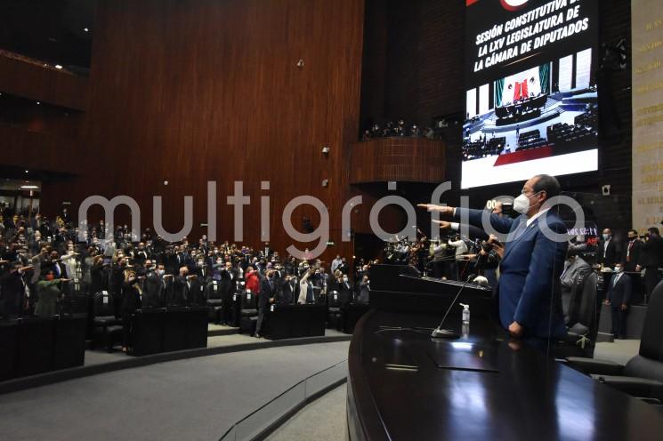 En Sesión Constitutiva, el presidente de la Mesa de Decanos de la Cámara de Diputados, Augusto Gómez Villanueva (PRI), tomó la protesta constitucional a las diputadas y a los diputados electos que integrarán la LXV Legislatura, que inicia sus funciones el 1º de septiembre. 