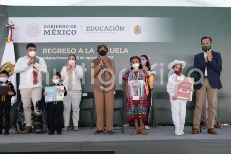 Desde la Escuela Secundaria Técnica No. 3, la secretaria de Educación Pública, Delfina Gómez Álvarez, acompañada por el gobernador Cuitláhuac García Jiménez, inauguró el ciclo escolar 2021-2022