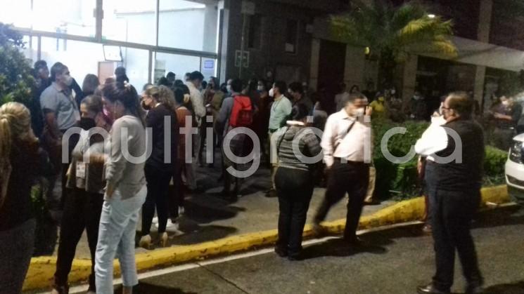 Xalapeños siguieron los protocolos de seguridad durante el Sismo que se sintió esta noche de martes a las 21:48 horas, con epicentro en el sureste de Acapulco, Gro.. No se reportan daños en la entidad al momento.