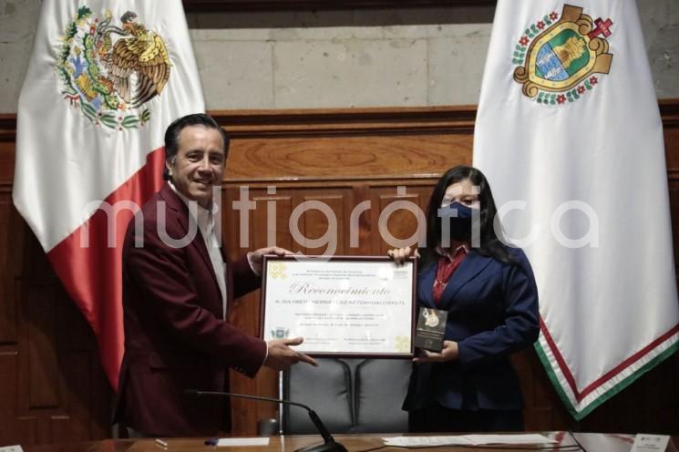 Al entregar reconocimientos y medallas a alumnas que destacaron académicamente en el Instituto Tecnológico Superior de Coatzacoalcos (ITESCO), el gobernador Cuitláhuac García Jiménez las exhortó a poner sus conocimientos al servicio de la sociedad.