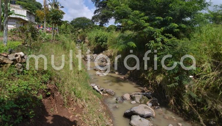 Habitantes de la congregación El Castillo, municipio de Xalapa, Ver., alertan desde hace tiempo sobre los escurrimientos que ponen en riesgo de contaminación las aguas que surten esa localidad e incluso varias colonias de Xalapa, 